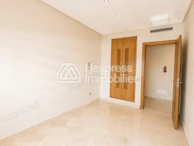 Appartement vide avec terrasse à louer
