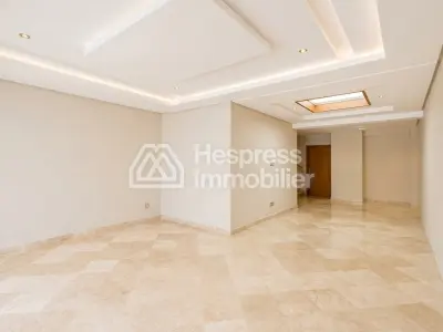 Appartement vide avec terrasse à louer