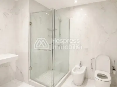 Appartement vide avec terrasse à louer