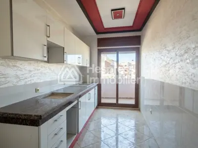 معروض للبيع على ما يبدو، منزل في تروا أطلس. مساحته ١٠٧ أمتار مربعة. باب مدرع، نظام أمني