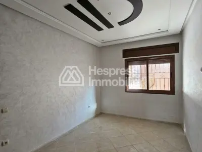 معروض للبيع على ما يبدو، منزل في تروا أطلس. مساحته ١٠٧ أمتار مربعة. باب مدرع، نظام أمني