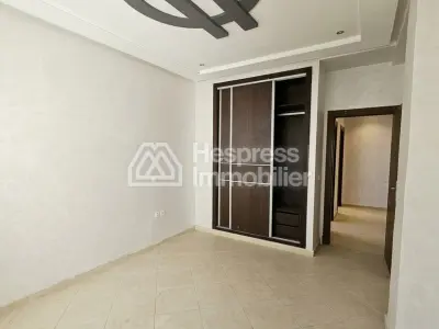 معروض للبيع على ما يبدو، منزل في تروا أطلس. مساحته ١٠٧ أمتار مربعة. باب مدرع، نظام أمني