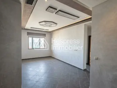 معروض للبيع على ما يبدو، منزل في تروا أطلس. مساحته ١٠٧ أمتار مربعة. باب مدرع، نظام أمني