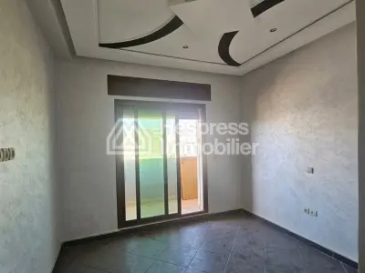 معروض للبيع على ما يبدو، منزل في تروا أطلس. مساحته ١٠٧ أمتار مربعة. باب مدرع، نظام أمني