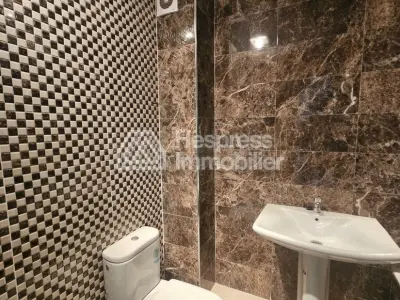 معروض للبيع على ما يبدو، منزل في تروا أطلس. مساحته ١٠٧ أمتار مربعة. باب مدرع، نظام أمني