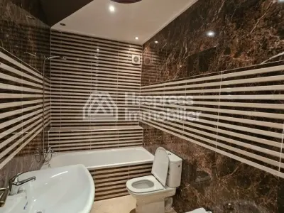معروض للبيع على ما يبدو، منزل في تروا أطلس. مساحته ١٠٧ أمتار مربعة. باب مدرع، نظام أمني