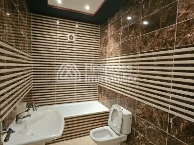 معروض للبيع على ما يبدو، منزل في تروا أطلس. مساحته ١٠٧ أمتار مربعة. باب مدرع، نظام أمني
