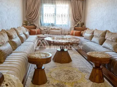 شقة للبيع في الحي الحسني . ثلاث غرف نوم مريحة. مفروشة بالكامل.