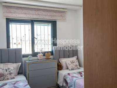 شقة للبيع في الحي الحسني . ثلاث غرف نوم مريحة. مفروشة بالكامل.
