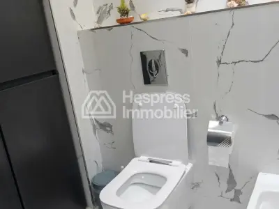 شقة للبيع في الحي الحسني . ثلاث غرف نوم مريحة. مفروشة بالكامل.