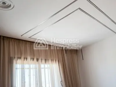 شقة للبيع في الحي الحسني . ثلاث غرف نوم مريحة. مفروشة بالكامل.
