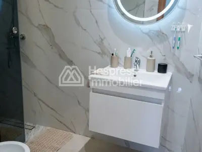 شقة للبيع في الحي الحسني . ثلاث غرف نوم مريحة. مفروشة بالكامل.