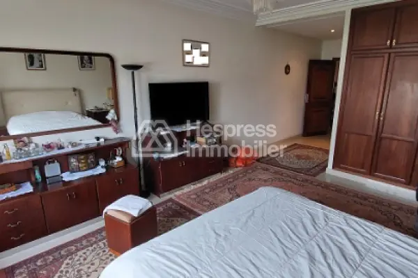 Large apartment in the Iberia district