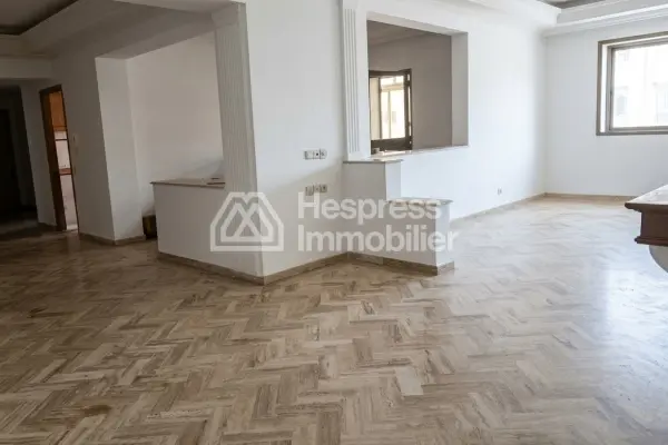 Bel appartement à vendre en plein boulevard Ghandi