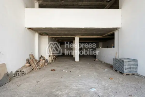 Spacious commercial premises with mezzanine