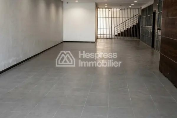 À VENDRE OU À LOUER – Local Commercial