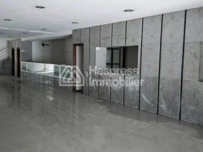 À VENDRE OU À LOUER – Local Commercial