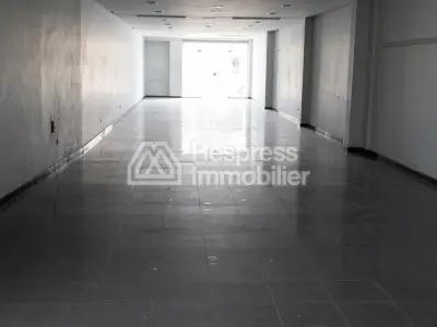 À VENDRE OU À LOUER – Local Commercial