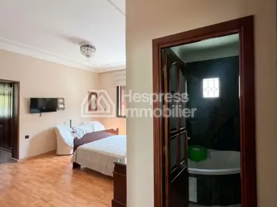 Villa with Swimming Pool – Neighborhood Moujahidine