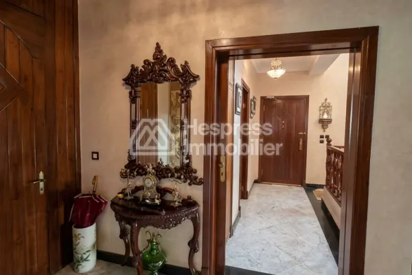 Villa with Swimming Pool – Neighborhood Moujahidine