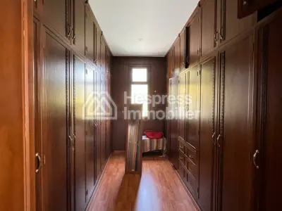 Villa with Swimming Pool – Neighborhood Moujahidine