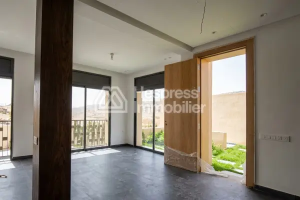 فيلا جديدة جميلة مع مسبح وحديقة