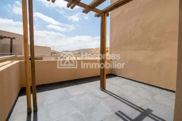 فيلا جديدة جميلة مع مسبح وحديقة