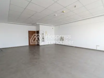 Plateau bureau de 65m² sur l’avenue Moukawama