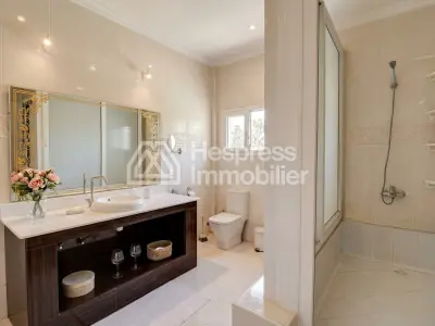 Villa familiale avec piscine à Cité Suisse