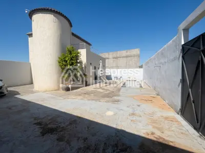 OPPORTUNITY. House with pool for sale