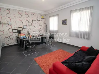 For rent or sale: Furnished office on H2 Avenue