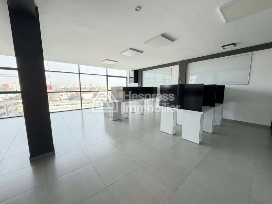 Bureau professionnel de 124 m² sur l'Avenue H2