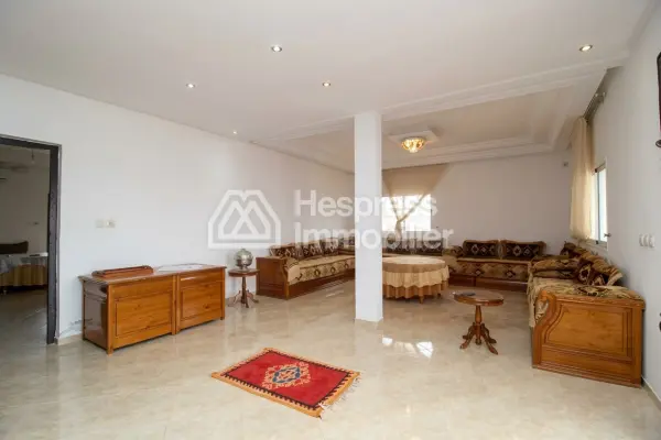 عقار يضم منزلاً وأراضي مشجرة