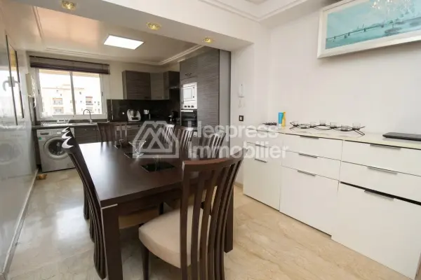 Spacieux Duplex au dernier étage avec vue mer