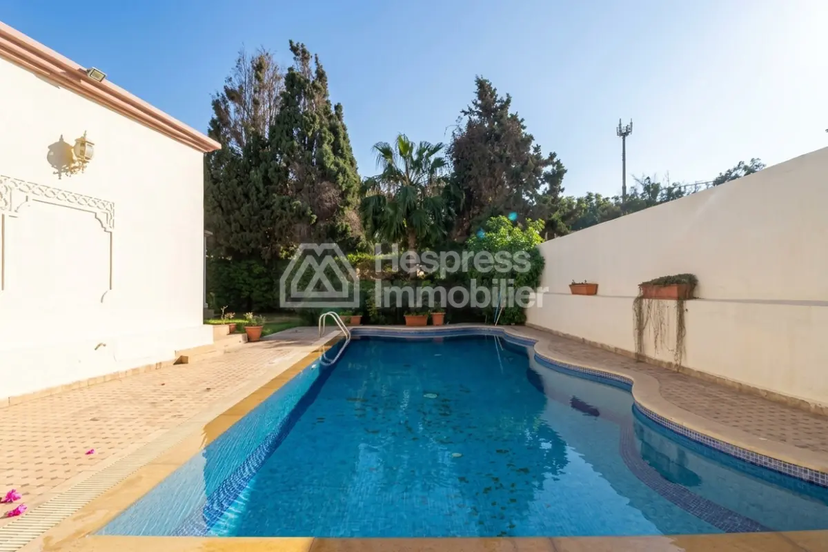 Villa de plain pied avec piscine et jardin
