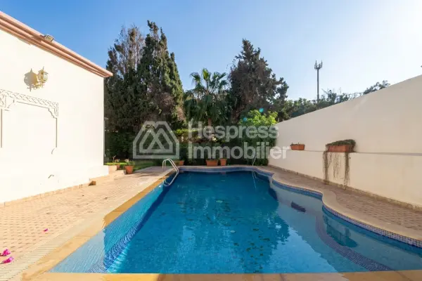Villa de plain pied avec piscine et jardin