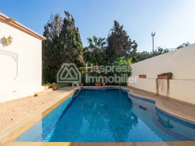 Villa de plain pied avec piscine et jardin