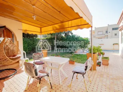 Villa de plain pied avec piscine et jardin