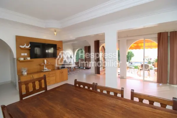 Villa de plain pied avec piscine et jardin