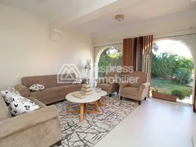 Villa de plain pied avec piscine et jardin