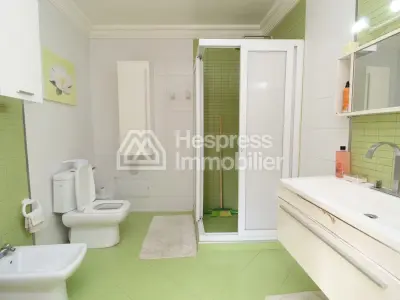 Villa de plain pied avec piscine et jardin