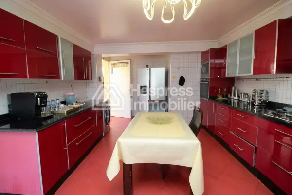 Villa de plain pied avec piscine et jardin