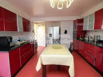 Villa de plain pied avec piscine et jardin