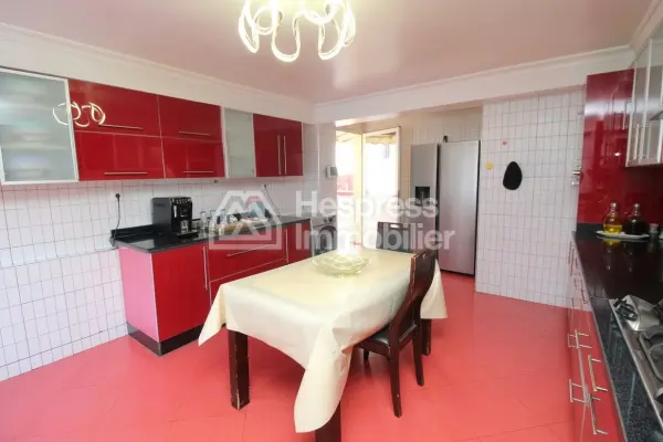 Villa de plain pied avec piscine et jardin