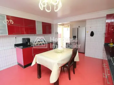 Villa de plain pied avec piscine et jardin
