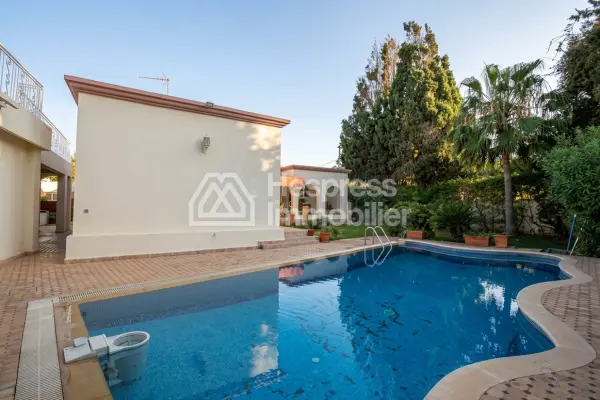 Villa de plain pied avec piscine et jardin