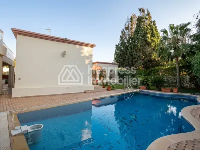 Villa de plain pied avec piscine et jardin