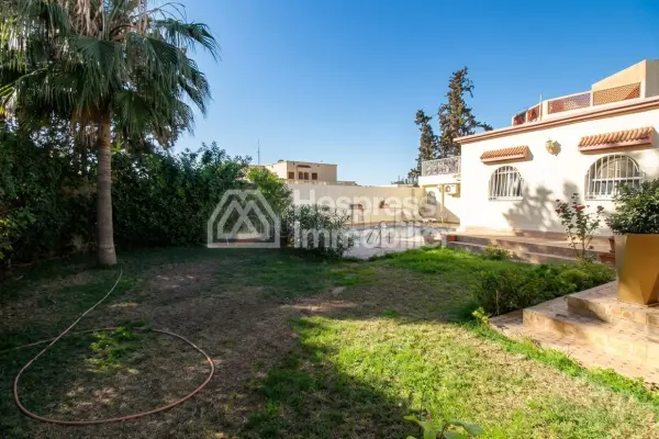Villa de plain pied avec piscine et jardin