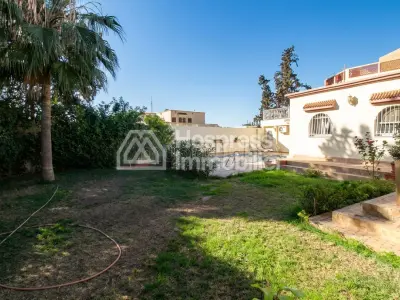 Villa de plain pied avec piscine et jardin