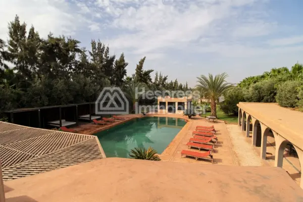 رياض رائع بإطلالة على الجبل